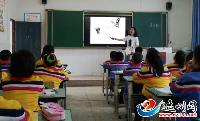 曾老師在上語(yǔ)文課