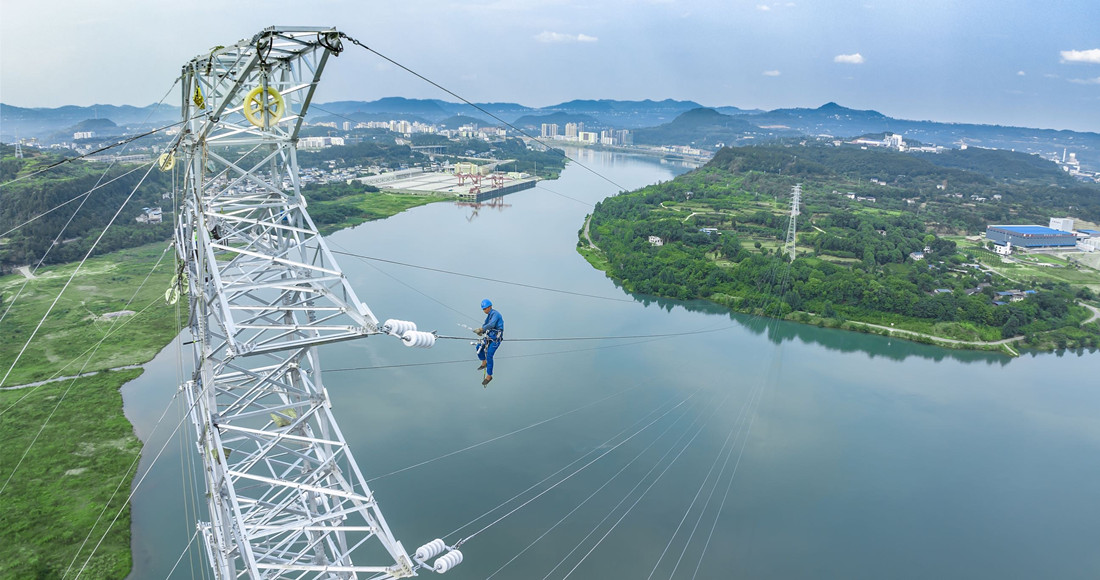 國網(wǎng)廣元供電公司電力工人在10千伏江古一、二線開展高空作業(yè)。_副本.jpg