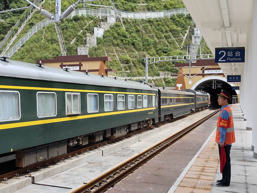 列車駛?cè)敫叽ㄕ?。成蘭公司供圖