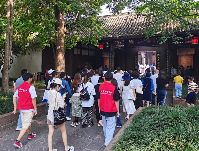 游客游覽眉山三蘇祠。四川省文旅廳供圖