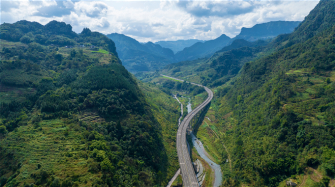 宜賓至威信高速公路（四川境）全線正式通車試運(yùn)行.jpg