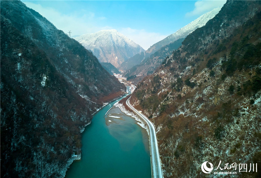 公路在雪山間穿梭。胡宇攝