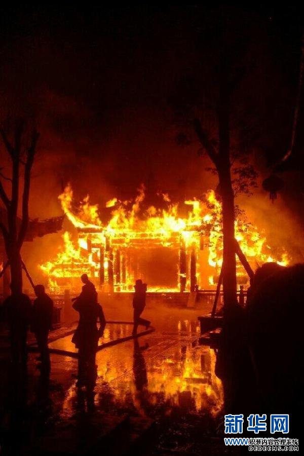 （晚報）（1）重慶黔江“亞洲第一廊橋”發(fā)生火災(zāi)　橋面木質(zhì)建筑被燒毀